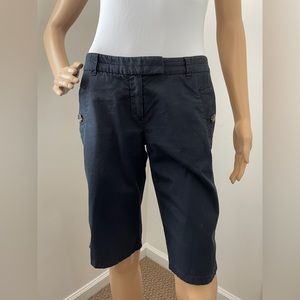 Theory tailored short in navy blue. Size 2